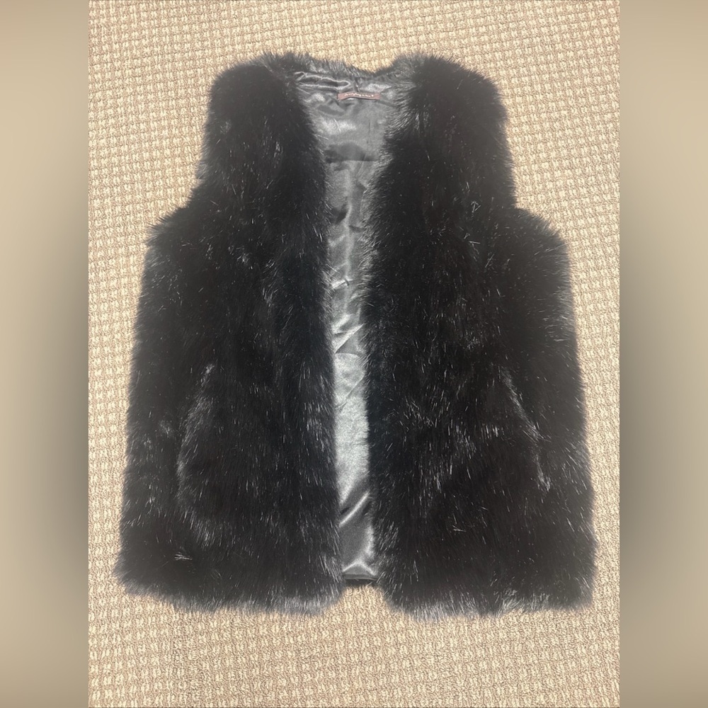 Do everything in love Black Faux Fur Vest